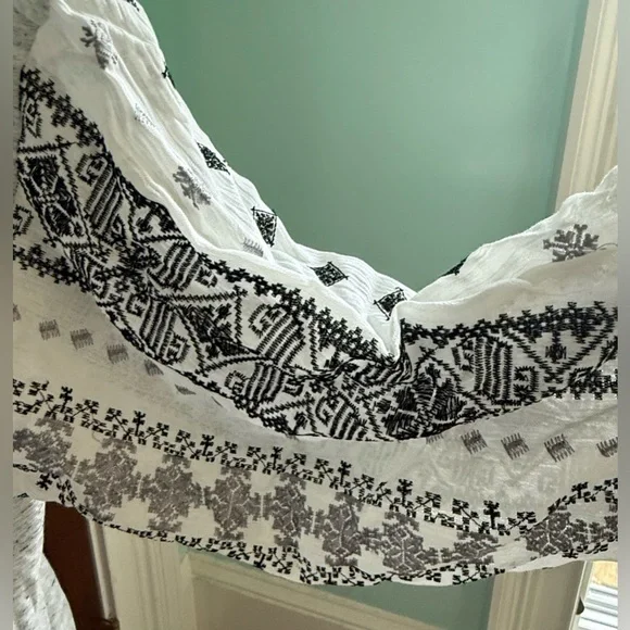 NWOT Hummingbird Plus Gray V-Neck Top with Long Sheer Embroidered Sleeves - Picture 9 of 10